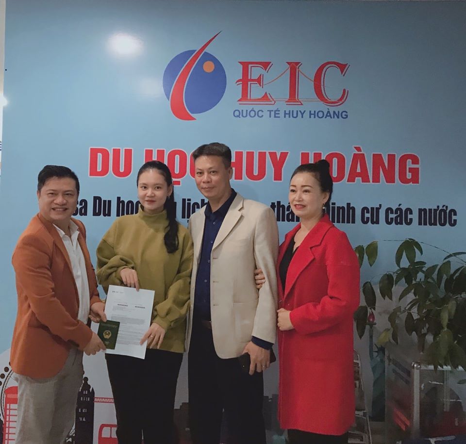 TGĐ trao visa Canada cho em Nguyễn Đức Lưu Song Quỳnh cùng gia đình